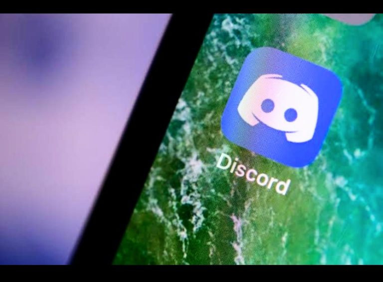How to report someone on discord