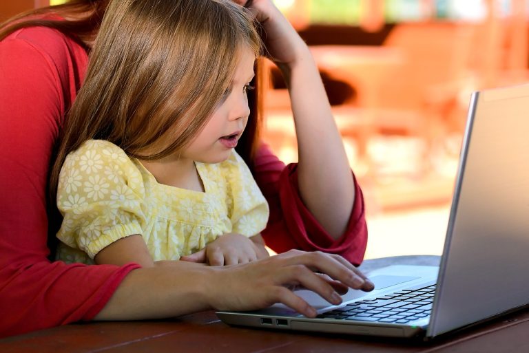 How to Make Money as a Stay At-Home-Mom: 19 Online and offline Avenues